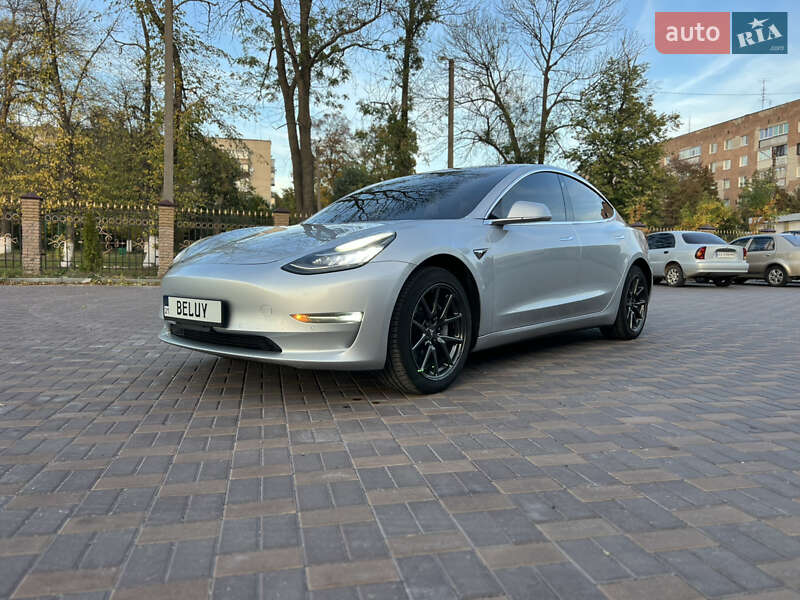Седан Tesla Model 3 2018 в Валках