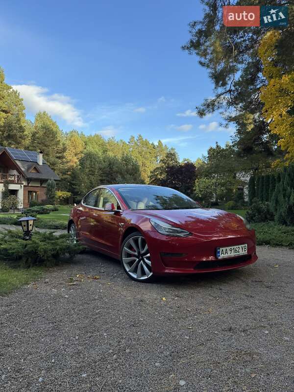 Седан Tesla Model 3 2018 в Білогородці