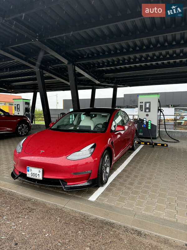 Седан Tesla Model 3 2020 в Ровно