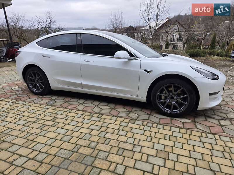 Седан Tesla Model 3 2019 в Снятине