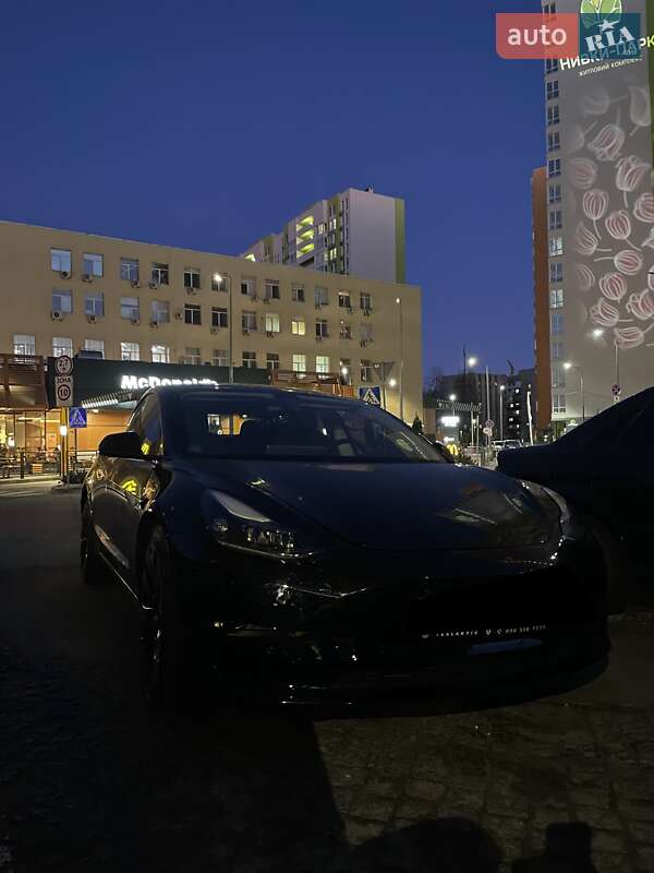 Седан Tesla Model 3 2022 в Києві