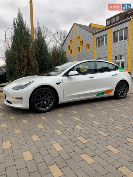Седан Tesla Model 3 2022 в Буче Седан Tesla Model 3 2022 в Буче