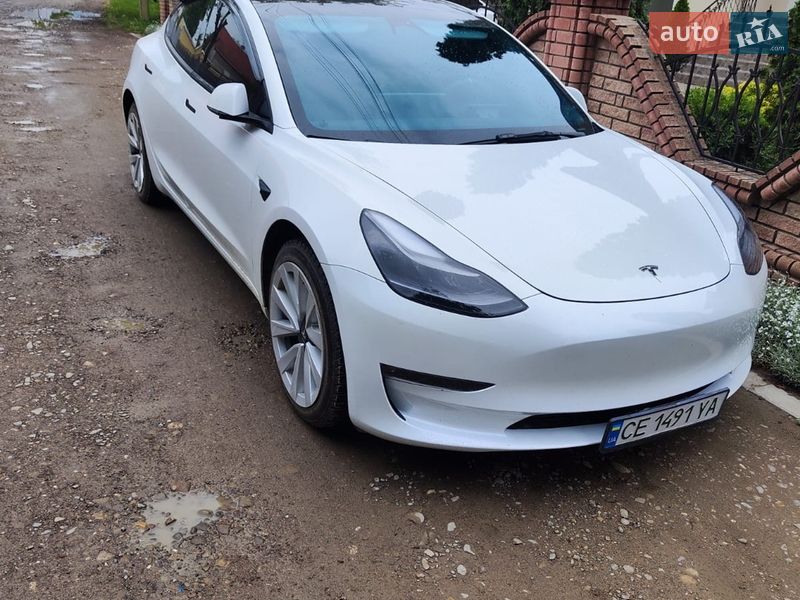 Седан Tesla Model 3 2023 в Черновцах