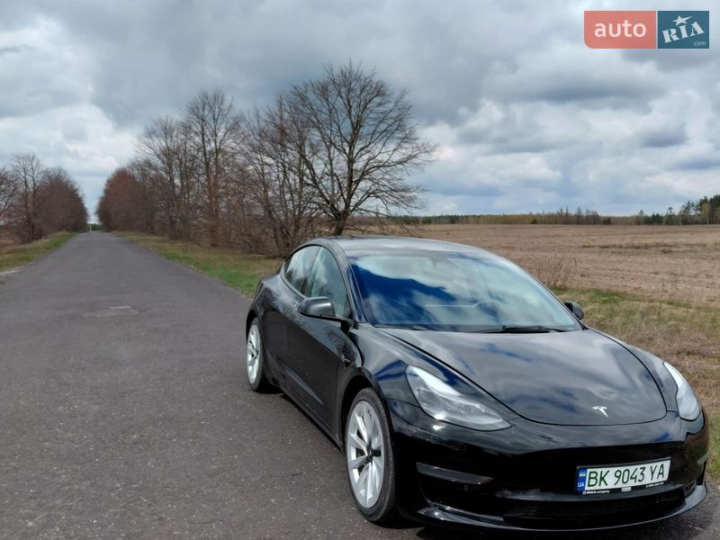 Седан Tesla Model 3 2022 в Вараше
