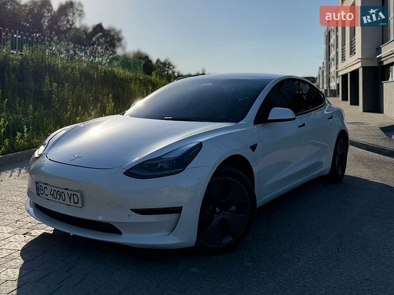 Седан Tesla Model 3 2022 в Новояворовске