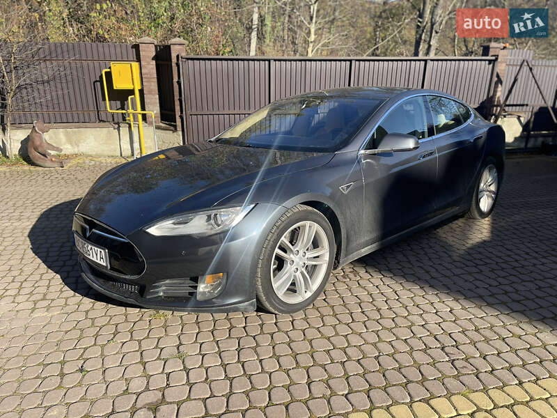 Лифтбек Tesla Model S 2016 в Львове Лифтбек Tesla Model S 2016 в Львове