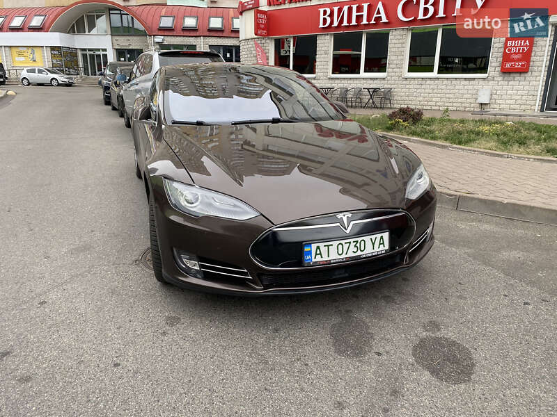Лифтбек Tesla Model S 2015 в Киеве Лифтбек Tesla Model S 2015 в Киеве