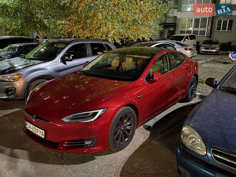 Лифтбек Tesla Model S 2017 в Черновцах
