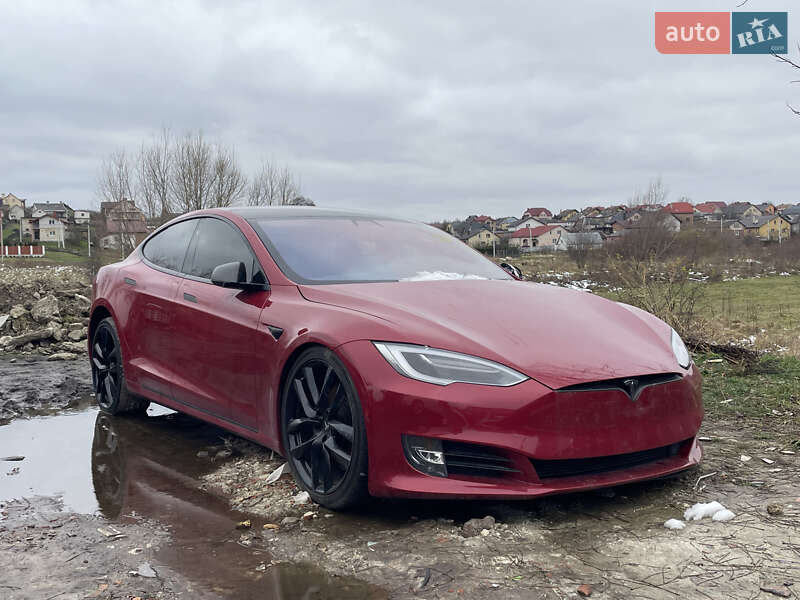 Лифтбек Tesla Model S 2017 в Львове Лифтбек Tesla Model S 2017 в Львове