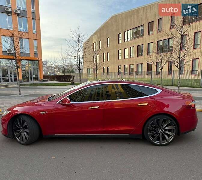Лифтбек Tesla Model S 2016 в Киеве
