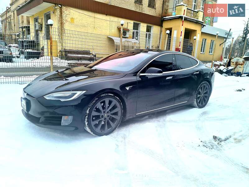 Лифтбек Tesla Model S 2016 в Киеве