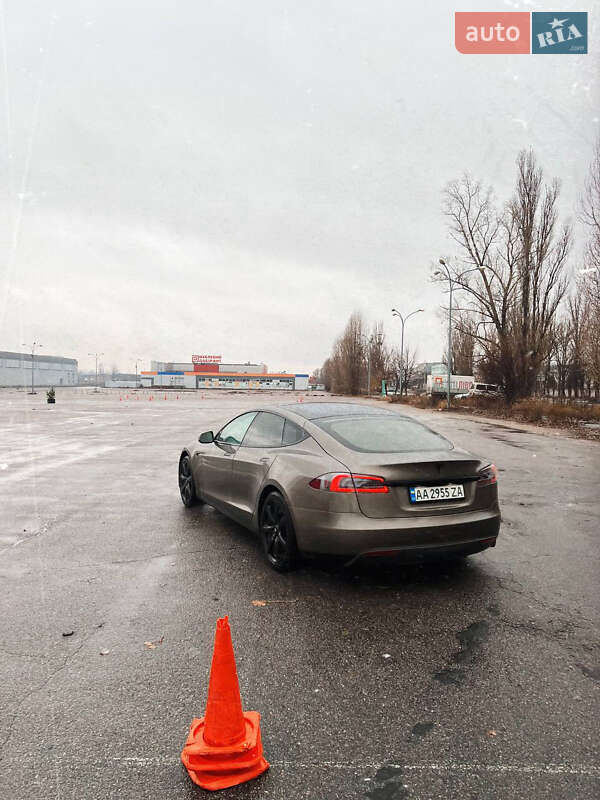 Лифтбек Tesla Model S 2015 в Черкассах