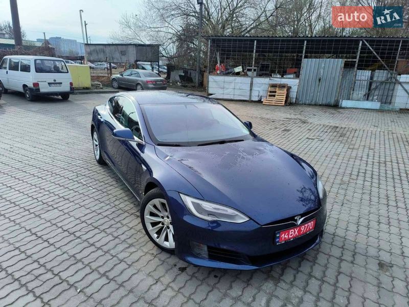 Лифтбек Tesla Model S 2017 в Львове