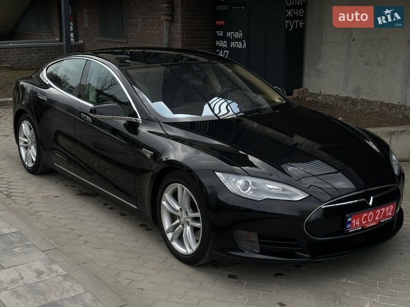 Лифтбек Tesla Model S 2015 в Львове