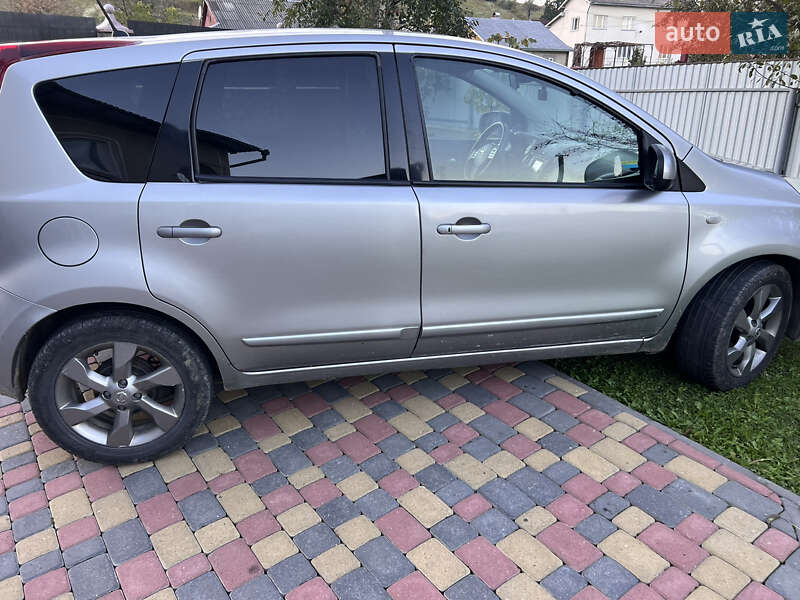 Хэтчбек Nissan Note 2011 в Надворной