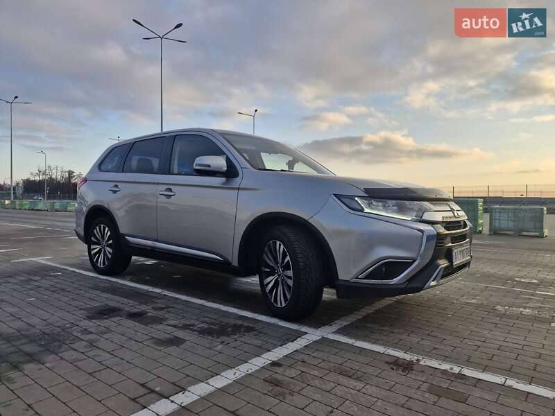 Внедорожник / Кроссовер Mitsubishi Outlander 2019 в Киеве