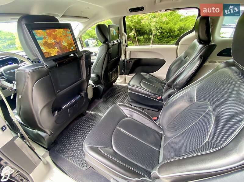 Минивэн Chrysler Pacifica 2020 в Ужгороде Минивэн Chrysler Pacifica 2020 в Ужгороде