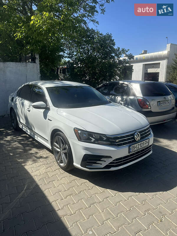 Седан Volkswagen Passat 2016 в Одессе