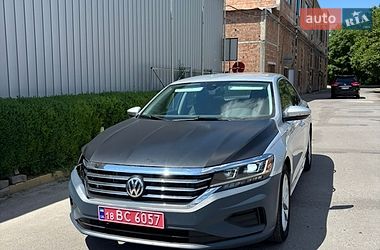Седан Volkswagen Passat 2020 в Чернівцях