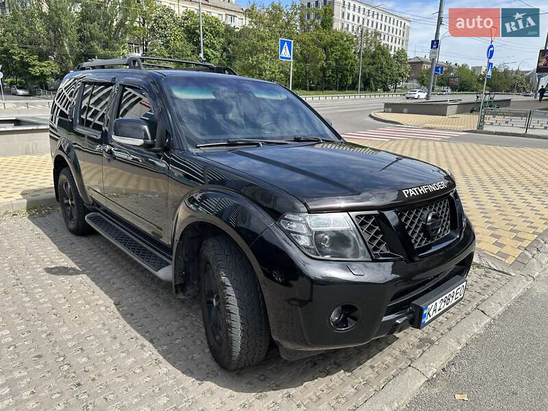 Внедорожник / Кроссовер Nissan Pathfinder 2011 в Киеве