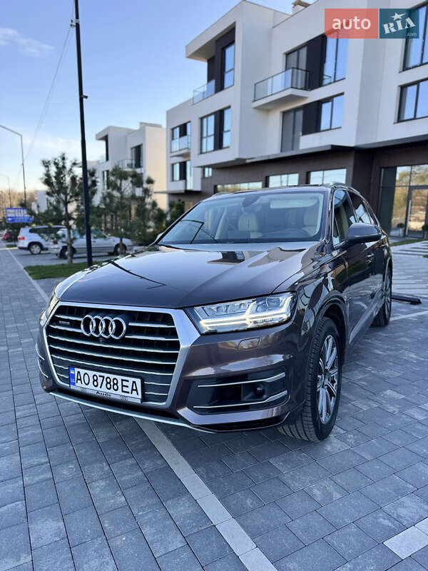 Внедорожник / Кроссовер Audi Q7 2017 в Ужгороде