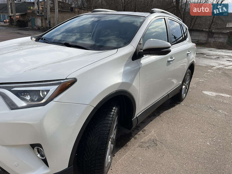 Внедорожник / Кроссовер Toyota RAV4 2017 в Киеве