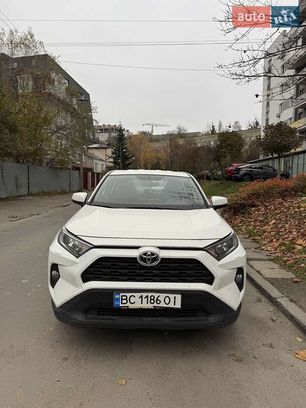 Позашляховик / Кросовер Toyota RAV4 2020 в Львові
