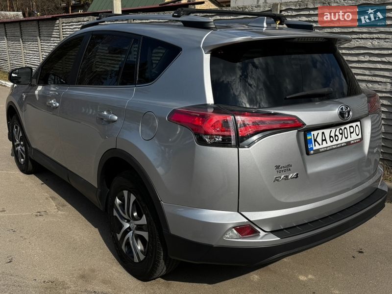 Внедорожник / Кроссовер Toyota RAV4 2017 в Буче