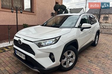Внедорожник / Кроссовер Toyota RAV4 2019 в Солотвине