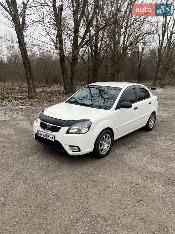 Седан Kia Rio 2010 в Кривом Роге