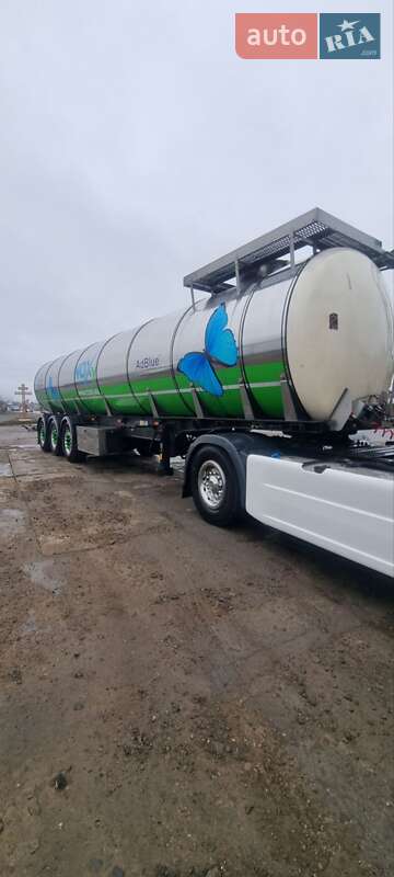 Цистерна полуприцеп Schmitz S-01 2004 в Долинской