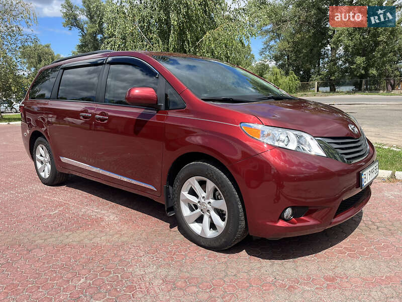 Минивэн Toyota Sienna 2016 в Кременчуге Минивэн Toyota Sienna 2016 в Кременчуге