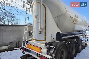 Цементовоз Spitzer Silos 1994 в Хотине Цементовоз Spitzer Silos 1994 в Хотине