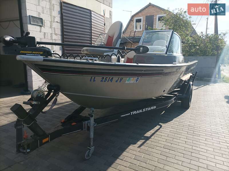 Лодка Tracker Targa 2004 в Гостомеле Лодка Tracker Targa 2004 в Гостомеле