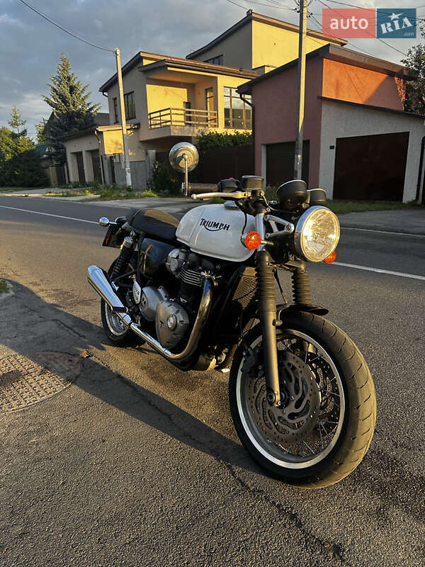 Кафе рейсер Triumph Thruxton 2016 в Киеве Кафе рейсер Triumph Thruxton 2016 в Киеве