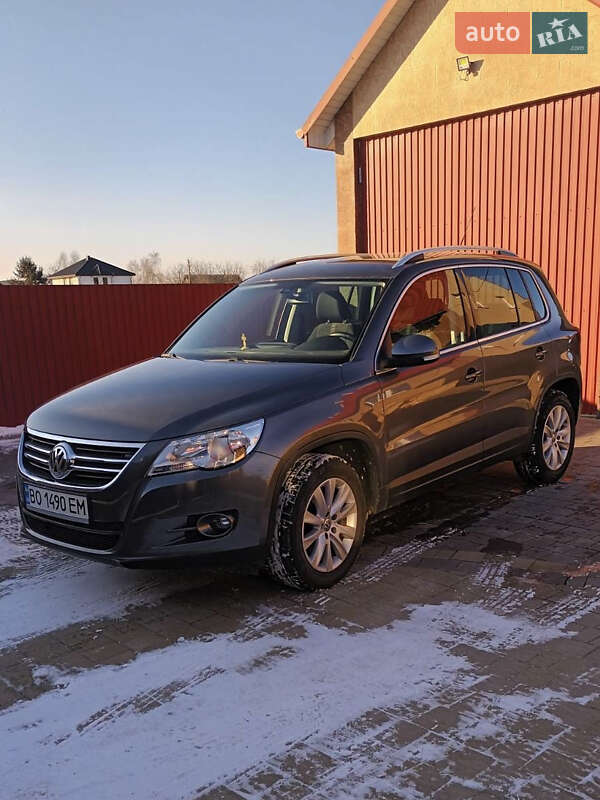 Внедорожник / Кроссовер Volkswagen Tiguan 2011 в Почаеве