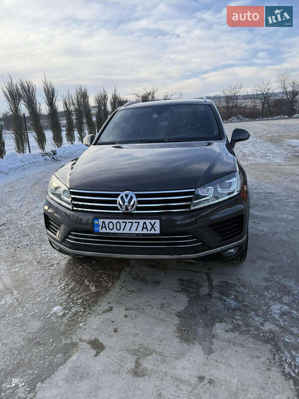 Внедорожник / Кроссовер Volkswagen Touareg 2016 в Ужгороде