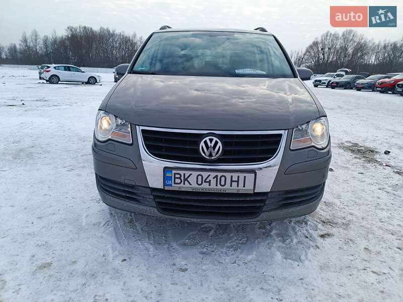 Минивэн Volkswagen Touran 2008 в Киеве