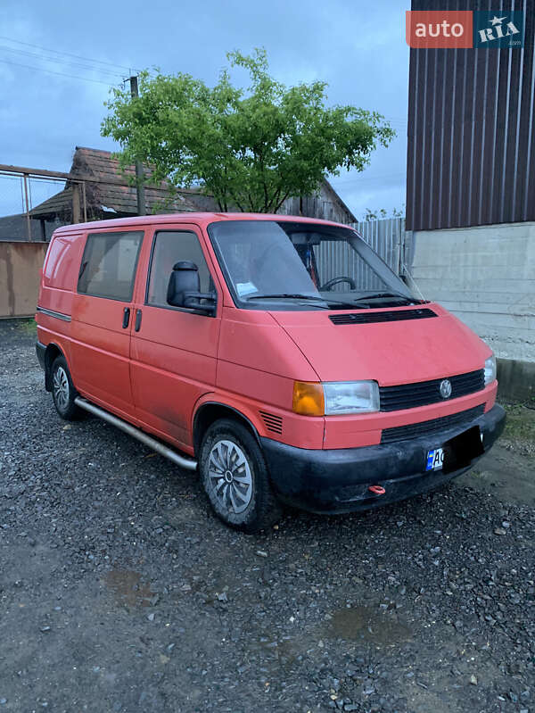 Грузовой фургон Volkswagen Transporter 2001 в Иршаве