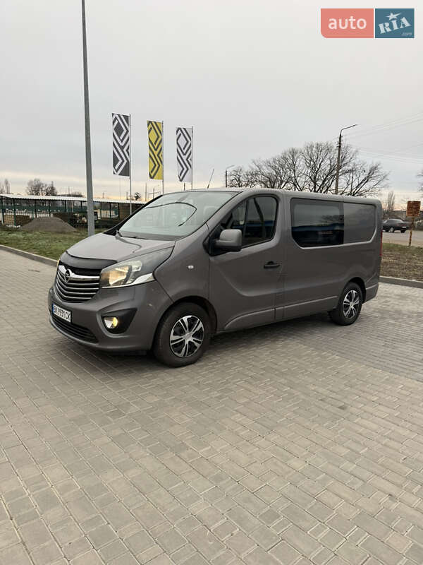 Грузопассажирский фургон Opel Vivaro 2015 в Вознесенске