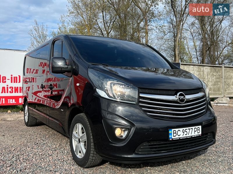 Вантажопасажирський фургон Opel Vivaro 2016 в Черкасах