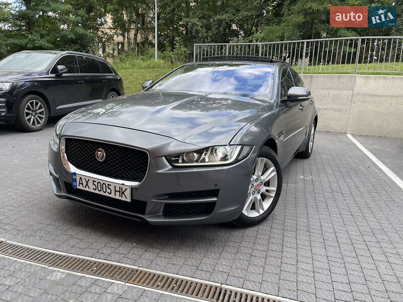 Седан Jaguar XE 2017 в Львове Седан Jaguar XE 2017 в Львове