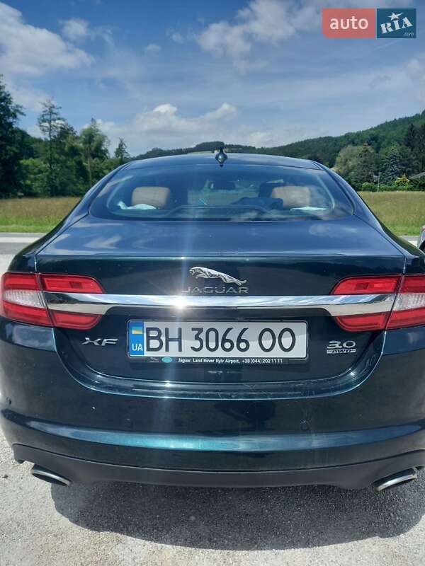 Седан Jaguar XF 2015 в Львове