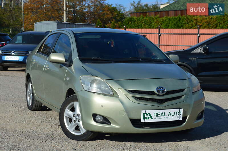 Седан Toyota Yaris 2007 в Кропивницком