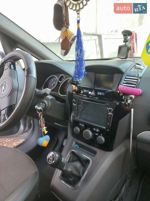 Минивэн Opel Zafira 2010 в Коростене