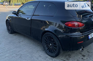 Хэтчбек Alfa Romeo 147 2003 в Сторожинце