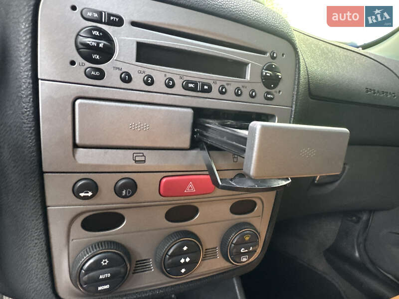 Хэтчбек Alfa Romeo 147 2003 в Львове