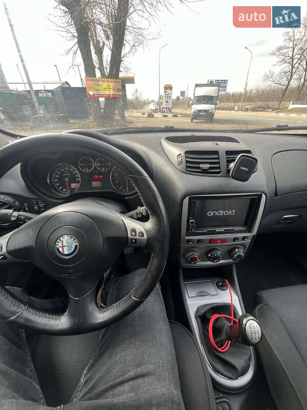 Хэтчбек Alfa Romeo 147 2008 в Вишневом фото 6 Хэтчбек Alfa Romeo 147 2008 в Вишневом
