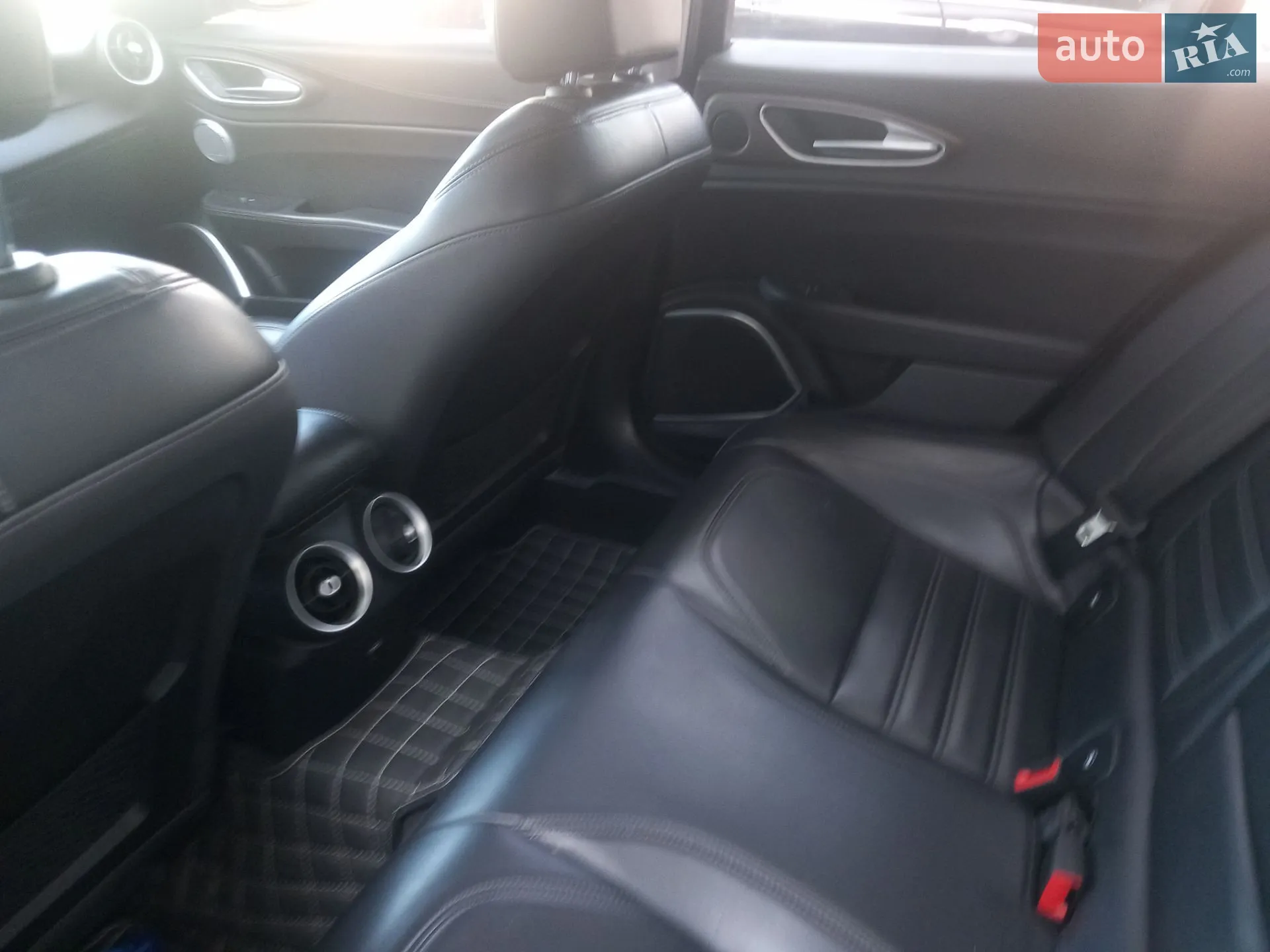 2017 Alfa Romeo Giulia - мініатюра 4