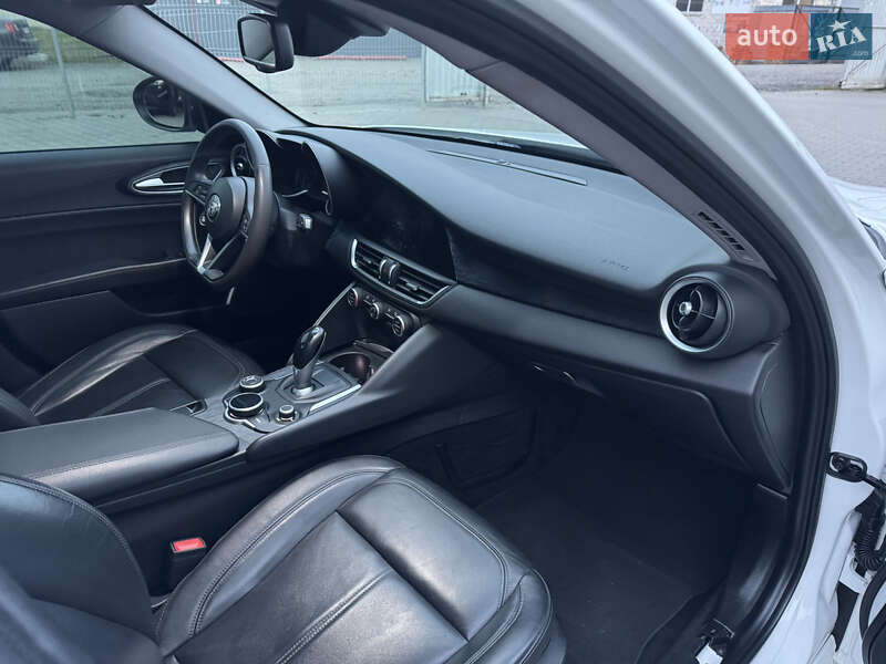 Седан Alfa Romeo Giulia 2019 в Луцке фото 24 Седан Alfa Romeo Giulia 2019 в Луцке